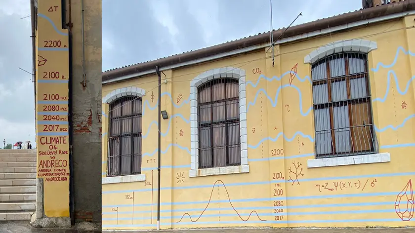 Il murale di Andreco realizzato sull'intonaco del palazzo Grandi Stazioni a Santa Lucia