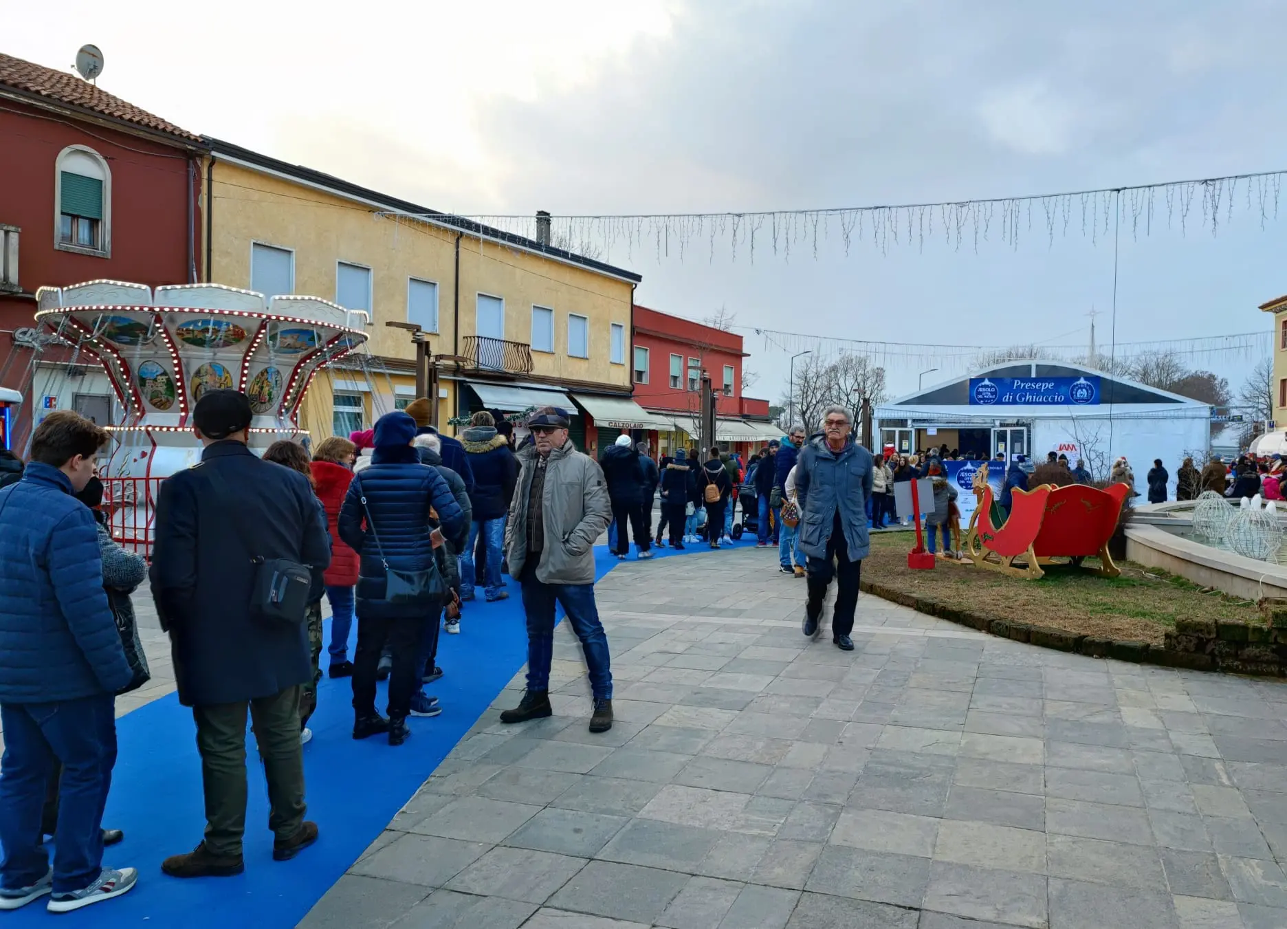 La coda al presepe di ghiaccio (Foto Vianello)
