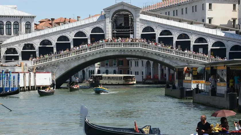 Interpress/M.Tagliapietra Venezia 09.08.2016.- Apertura della scalinata del Ponte di Rialto, lato del Comune.