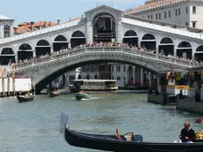 Interpress/M.Tagliapietra Venezia 09.08.2016.- Apertura della scalinata del Ponte di Rialto, lato del Comune.