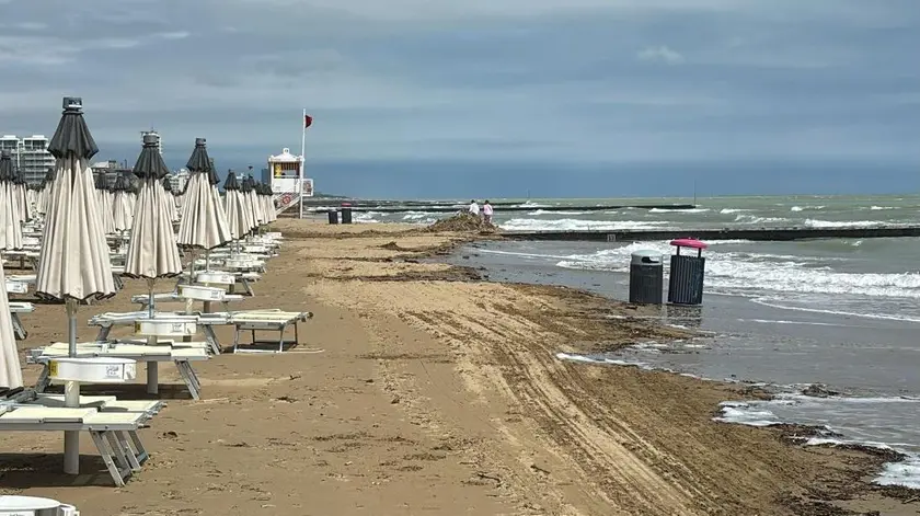 Due cestini fissati nel tratto di spiaggia libera tra gli ombrelloni e il mare sono finiti sul limite della battigia a causa della mareggiata