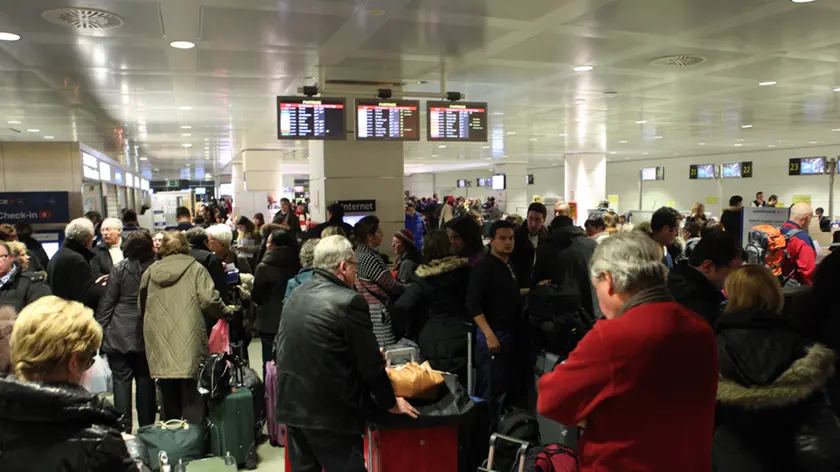 Disagi e voli cancellati all'aeroporto Marco Polo di Venezia dopo l'incidente in pista di un aereo privato