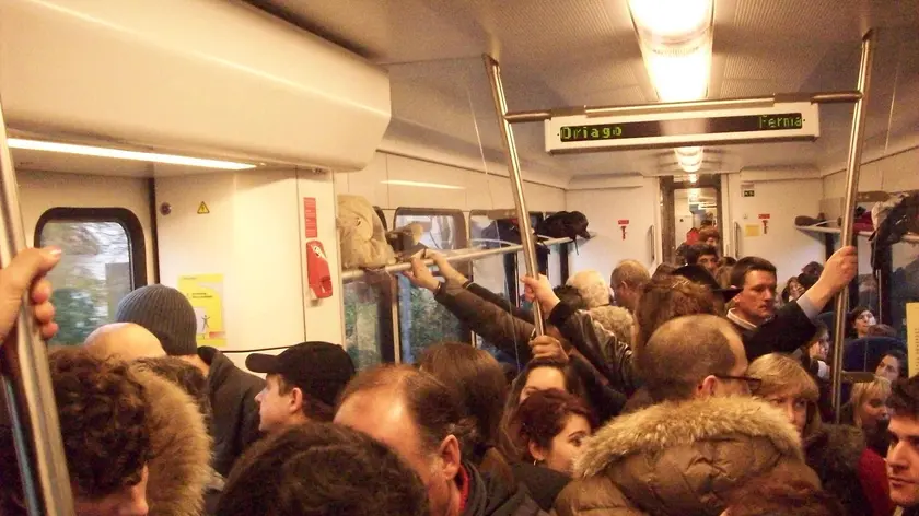 DISAGI PER I PENDOLARI DI PIOVE DI SACCO SUI TRENI SULLA LINEA ADRIA MESTRE IN FOTO I VAGONI STIPATI