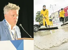 Il professor Francesco Musco e volontari al lavoro durante un'alluvione nella terraferma veneziana