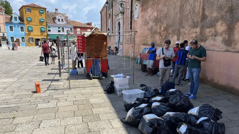 I controlli della polizia locale di Venezia a Burano