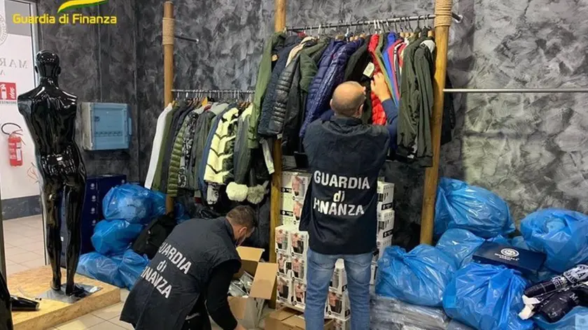 I finanzieri impegnati nel controllo dei falsi cap di abbigliamento "Made in Italy" sequestrati