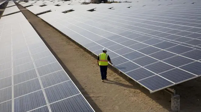 Un impianto fotovoltaico in un'immagine d'archivio. E' ancora giallo sulla presenza o meno in manovra del taglio agli incentivi per le energie rinnovabili che dovrebbe far calare le bollette. ANSA/ DARYL VISSCHER