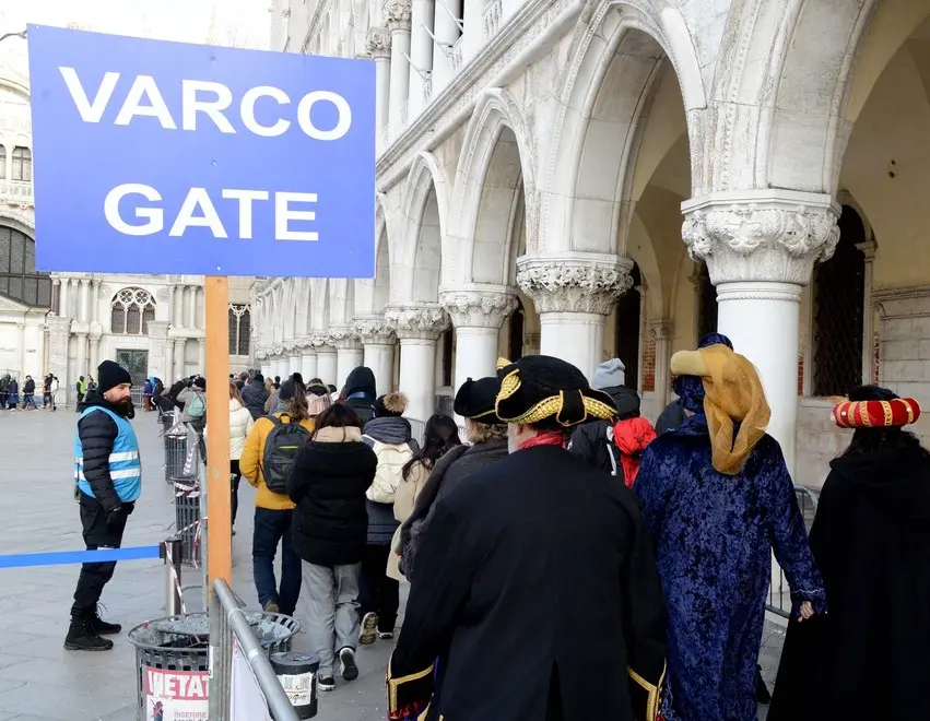 Interpress/M.Tagliapietra Venezia 11.02.2018.- Volo dell'aquila, Renzo Rosso. Varchi e folla San Marco.