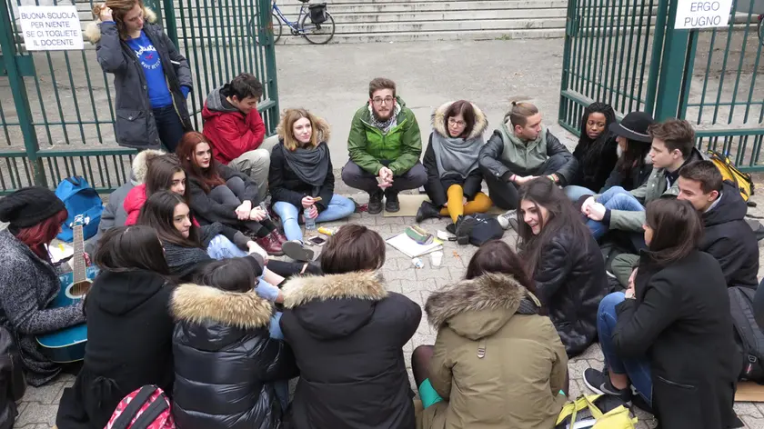 GIORNALISTA: Scattolin AGENZIA FOTO: Candussi LUOGO: liceo Franchetti, Mestre DESCRIZIONE: presidio degli studenti del Franchetti davanti alla loro scuola contro la buona scuola di Renzi