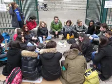 GIORNALISTA: Scattolin AGENZIA FOTO: Candussi LUOGO: liceo Franchetti, Mestre DESCRIZIONE: presidio degli studenti del Franchetti davanti alla loro scuola contro la buona scuola di Renzi
