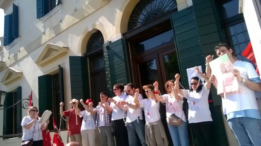 I bibliotecari incatenati davanti a villa Erizzo a Mestre