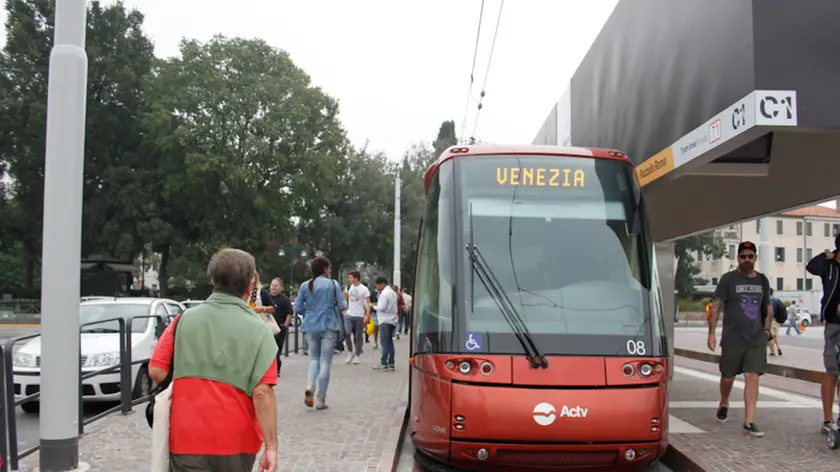 agenzia candussi. giornalista: Pivato. descrizione: primo giorno di attivazione linea del tram Mestre-Venezia. nella foto passeggeri a Piazzale Roma