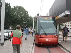 agenzia candussi. giornalista: Pivato. descrizione: primo giorno di attivazione linea del tram Mestre-Venezia. nella foto passeggeri a Piazzale Roma