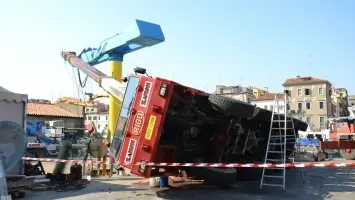 La autogru crollata martedì sera alla Nautica Clodia