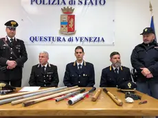 Le mazze sequestrate al termine della partita Mestre-Fermana del 27 gennaio 2018