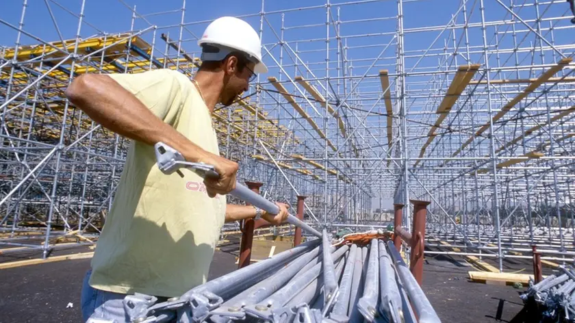 LAVORI EDILI, CANTIERE OPERAIO CON CASCHETTO