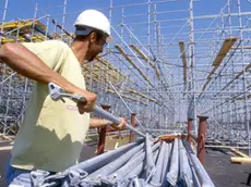 LAVORI EDILI, CANTIERE OPERAIO CON CASCHETTO