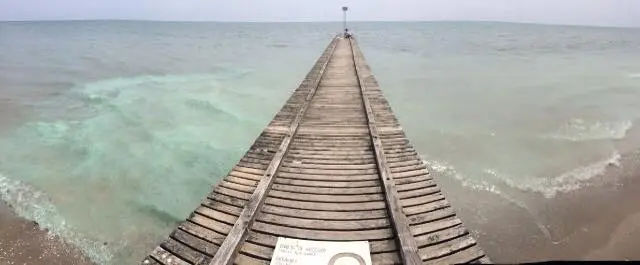La chiazza di gasolio tra le torrette 23 e 25 di Jesolo