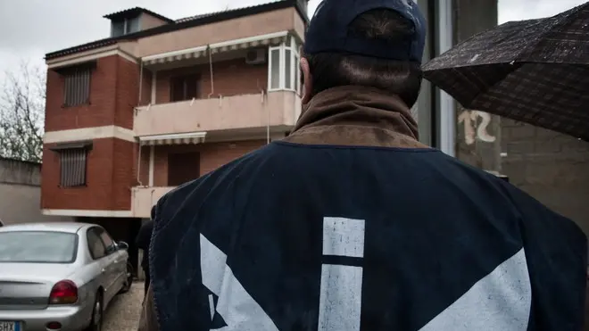 20100305 CESA (CASERTA) -CLJ- CAMORRA:OPERAZIONE DIA,CONFISCATI 12MLN A AFFILIATO CASALESI SEQUESTRATI ANCHE BENI PER 500 MILA EURO A VIGILE URBANO. Beni per 12 milioni e mezzo di euro sono stati confiscati a due persone nel Casertano, nell'ambito dell'attività delle forze dell'ordine per l'aggressione ai patrimoni mafiosi. Il personale della Direzione investigativa antimafia di Napoli ha infatti completato l'esecuzione del decreto di confisca e di sequestro di beni, entrambi emessi dalla sezione misure di prevenzione del Tribunale di Santa Maria Capua Vetere (Caserta) a seguito della proposta della misura di prevenzione personale e patrimoniale avanzata dal direttore della Dia, il generale dei carabinieri Antonio Girone. Nella foto la villa bunker a Cesa, in provincia di Caserta sequestrata al boss Amedeo Mazzara ANSA/CESARE ABBATE/ DC
