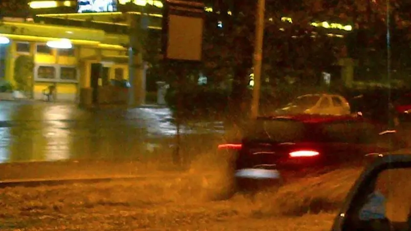 Un momento del violento nubifragio che la scorsa notte si è abbattuto sulla città di Roma. Nell'immagine gli allagamenti in Via Maiorana, 5 Novembre 2013. ANSA/ MICHELE BACCINELLI