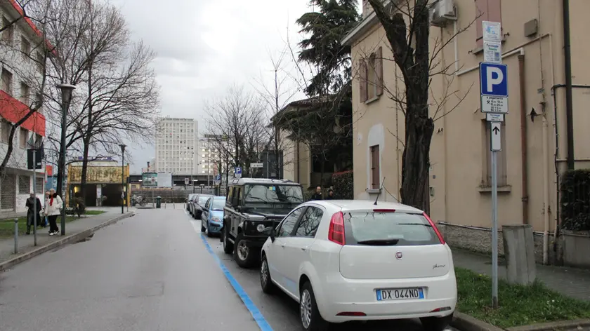 Strisce blu in via Ulloa a Mestre