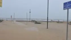 LAZZARINI FGAVGNIN CAORLE P.S.M. SPIAGGIA CON LE PROTEZIONI E CARTELLONSTICA A TERRA LAZZARINI FGAVGNIN CAORLE P.S.M. SPIAGGIA CON LE PROTEZIONI E CARTELLONSTICA A TERRA