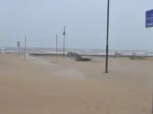 LAZZARINI FGAVGNIN CAORLE P.S.M. SPIAGGIA CON LE PROTEZIONI E CARTELLONSTICA A TERRA LAZZARINI FGAVGNIN CAORLE P.S.M. SPIAGGIA CON LE PROTEZIONI E CARTELLONSTICA A TERRA