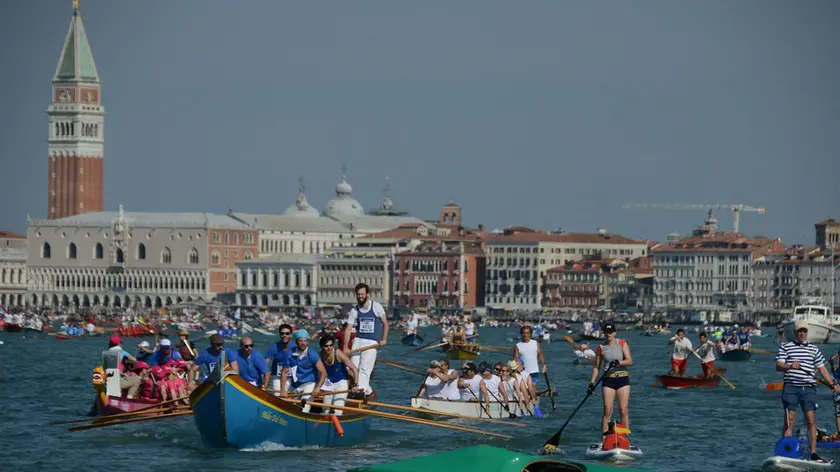 Interpress\M.Tagliapietra Venezia 20.05.2018.- Vogalonga, partenza in bacino San Marco. Partecipante caduto in acqua.