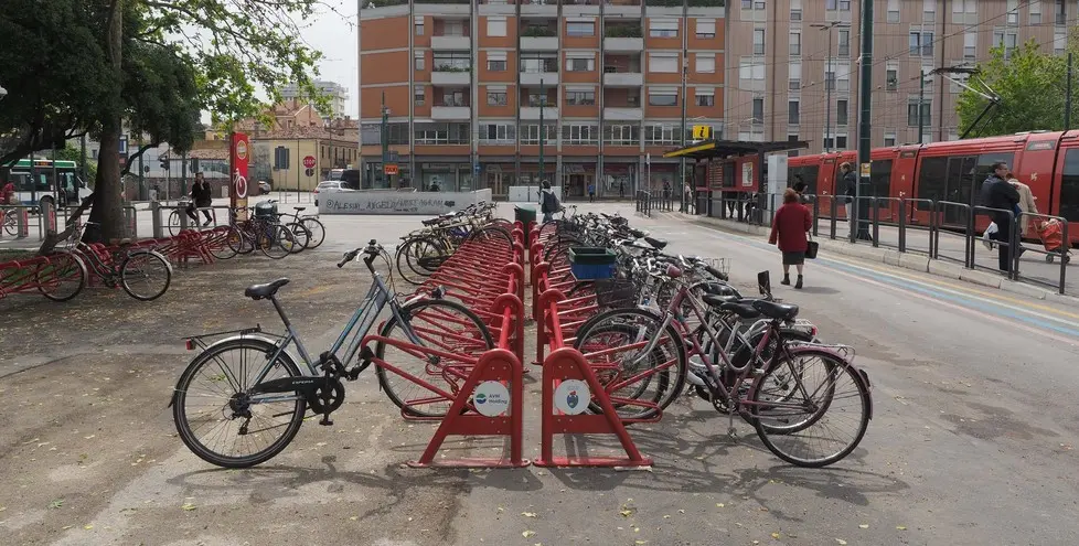 Fotoagenzia Candussi / Chiarin /Piazzale Cialdini , Mestre / Bici Park Piazzale Cialdini