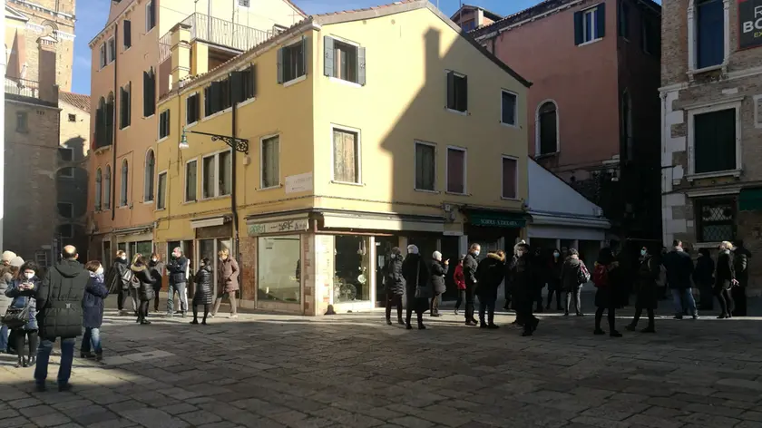 I dipendenti della prefettura in strada per la fuga di gas