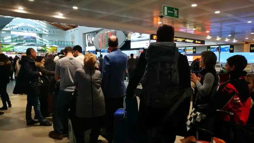 Tutti in coda all'aeroporto Marco Polo
