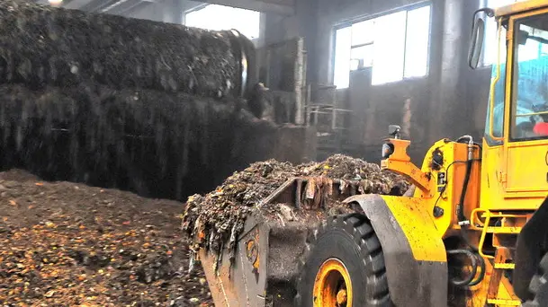 Belluco Bacino Padova Tre - raccolta e riciclaggio rifiuti. Nella foto: Sesa - Este, questa macchina movimento terra carica l'umido su una specie di nastro trasportatore Reportage discarica