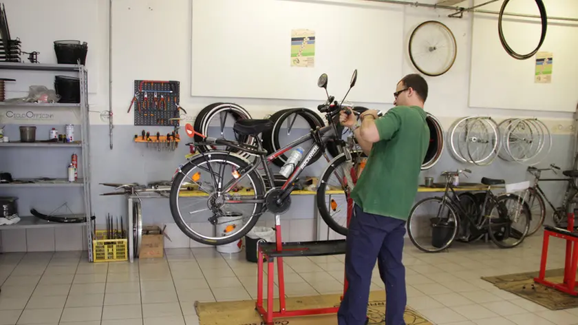 Nuova apertura della Ciclo Officina in via della Giustizia a Mestre gestita dalla cooperativa Il Cerchio - nella foto Leonardo
