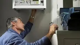 Un idraulico al lavoro. Sul litorale mancano tecnici specializzati