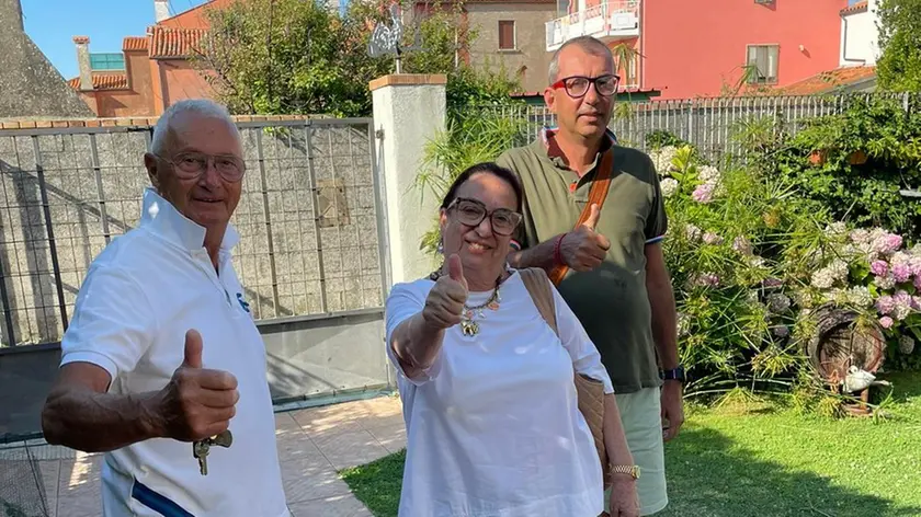 Bruno Modenese, 45 anni (con la maglia verde) insieme ai genitori Sergio e Marilena, in una foto scattata quest’estate