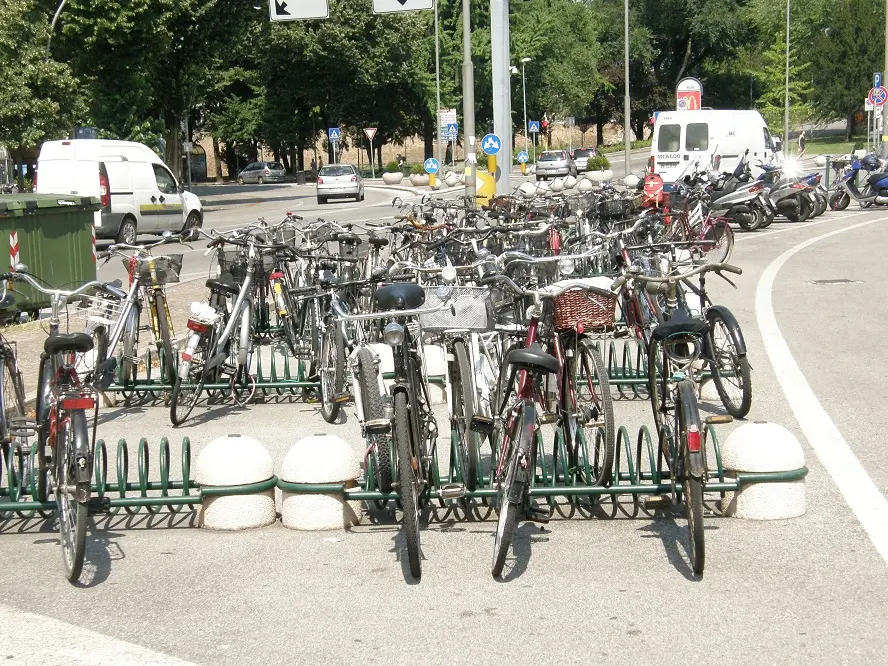 Le vecchie rastrelliere, inutili contro i furti e con minore capienza