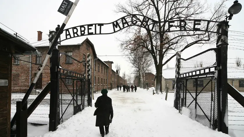 20091218 - SHOAH: AUSCHWITZ, SDEGNO E CONDANNE IN POLONIA - L'ingresso del campo di concentramento di Auschwitz. Sdegno in Polonia per il furtodella scritta che campeggia all'ingresso principale dell'ex campo di sterminio di Auschwitz-Birkenau, oggi in Polonia,''Arbei macht frei'' (il lavoro rende liberi). La famigerata scritta in metallo e' stata rubata da sconosciuti la notte scorsa, come confermato stamane dalla polizia polacca e da responsabili del Museo di Auschwitz...ANSA / CIRO FUSCO / ji