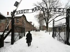 20091218 - SHOAH: AUSCHWITZ, SDEGNO E CONDANNE IN POLONIA - L'ingresso del campo di concentramento di Auschwitz. Sdegno in Polonia per il furtodella scritta che campeggia all'ingresso principale dell'ex campo di sterminio di Auschwitz-Birkenau, oggi in Polonia,''Arbei macht frei'' (il lavoro rende liberi). La famigerata scritta in metallo e' stata rubata da sconosciuti la notte scorsa, come confermato stamane dalla polizia polacca e da responsabili del Museo di Auschwitz...ANSA / CIRO FUSCO / ji