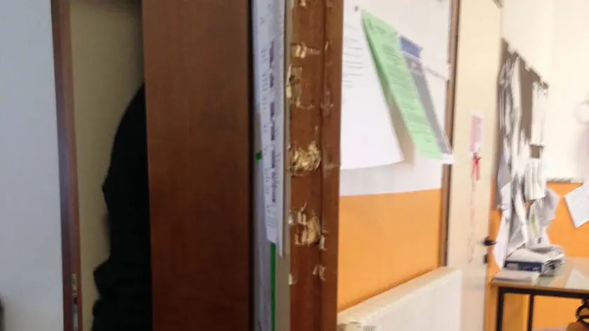 Le porte scassinate dai ladri alla media Pascoli di Portogruaro (foto Tommasella)