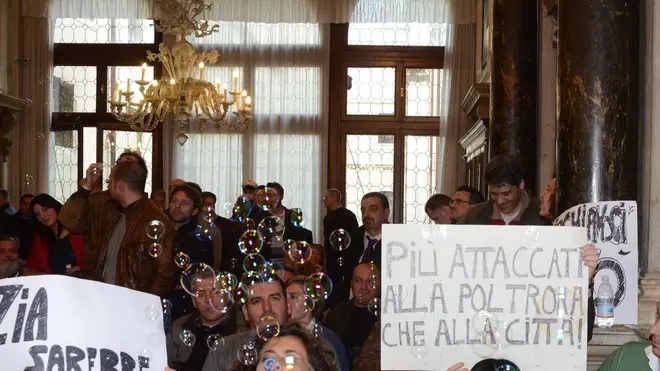 PELLICANI VENEZIA 19.03.2012.- CONSIGLIO COMUNALE PRIVATIZZAZIONE CASINO'. BOLLE DI SAPONE. INTERPRESS/GF.TAGLIAPETRA