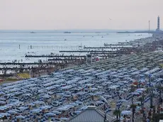 DE POLO - DINO TOMMASELLA- JESOLO LIDO - VEDUTE DELLA GENTE IN SPIAGGIA DA TERRA E DALL'ALTO