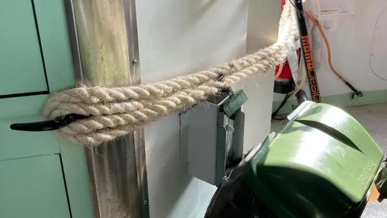 Dopo un anno e mezzo, i bagni dei battelli foranei che collegano Burano a Venezia sono ancora sbarrati