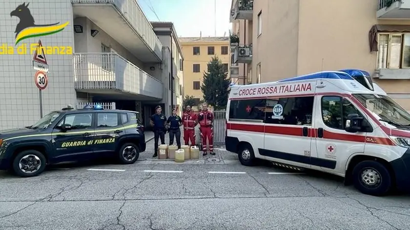 La consegna del gasolio da parte della Finanza alla Croce Rossa