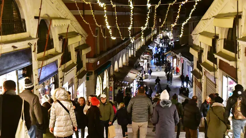 Il ponte di Rialto illuminato a festa per Natale