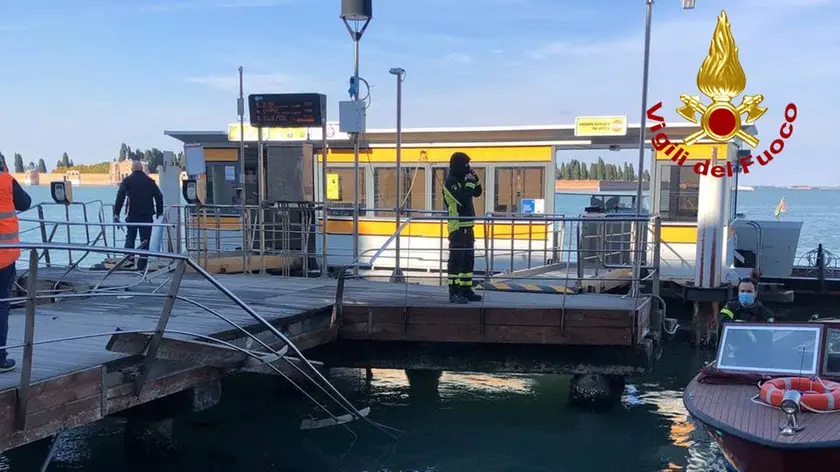 I due corrimano in acciaio abbattuti dalla idroambulanza quando è passata sopra la passerella del pontile Actv