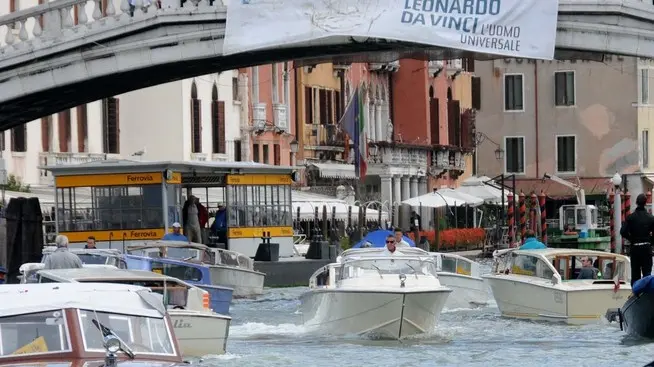 Interpress/Mazzega Vitucci Venezia, 18.09.2013.- Traffico in Canal Grande all'altezza della Stazione Ferroviaria.-