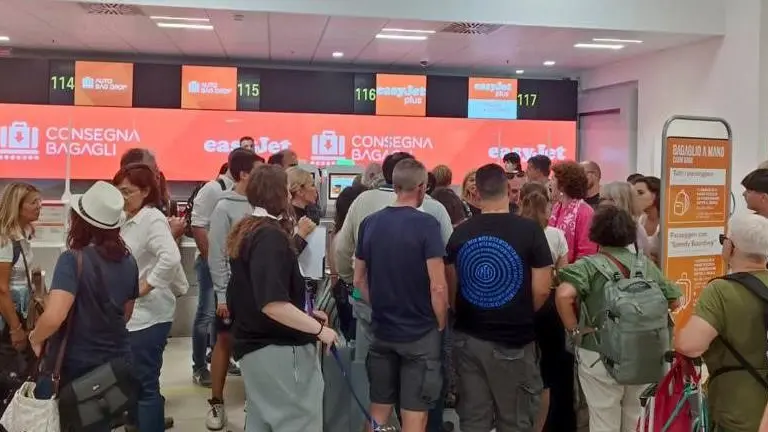 Caos e proteste tra i passeggeri del volo EasyJet diretto a Rodi, in Grecia