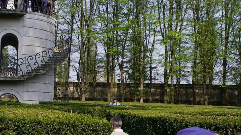 Turisti in coda al labirinto di villa Pisani