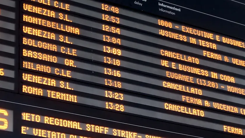 Un tabellone elettronico in una stazione. Circolazione sospesa la mattina del 22 giugno sulla line atra Portogruaro e Latisana