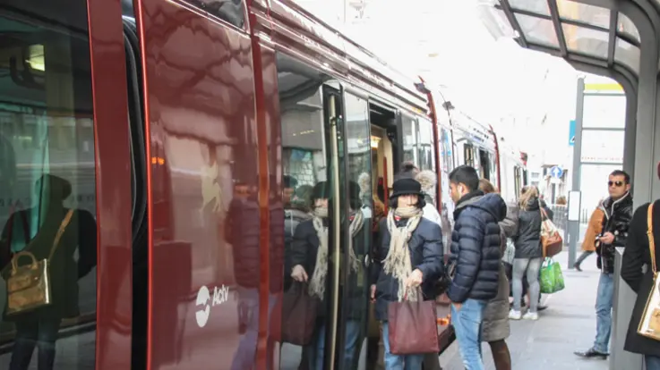 Secondo giorno di funzionamento del tram, ma con alcuni disagi